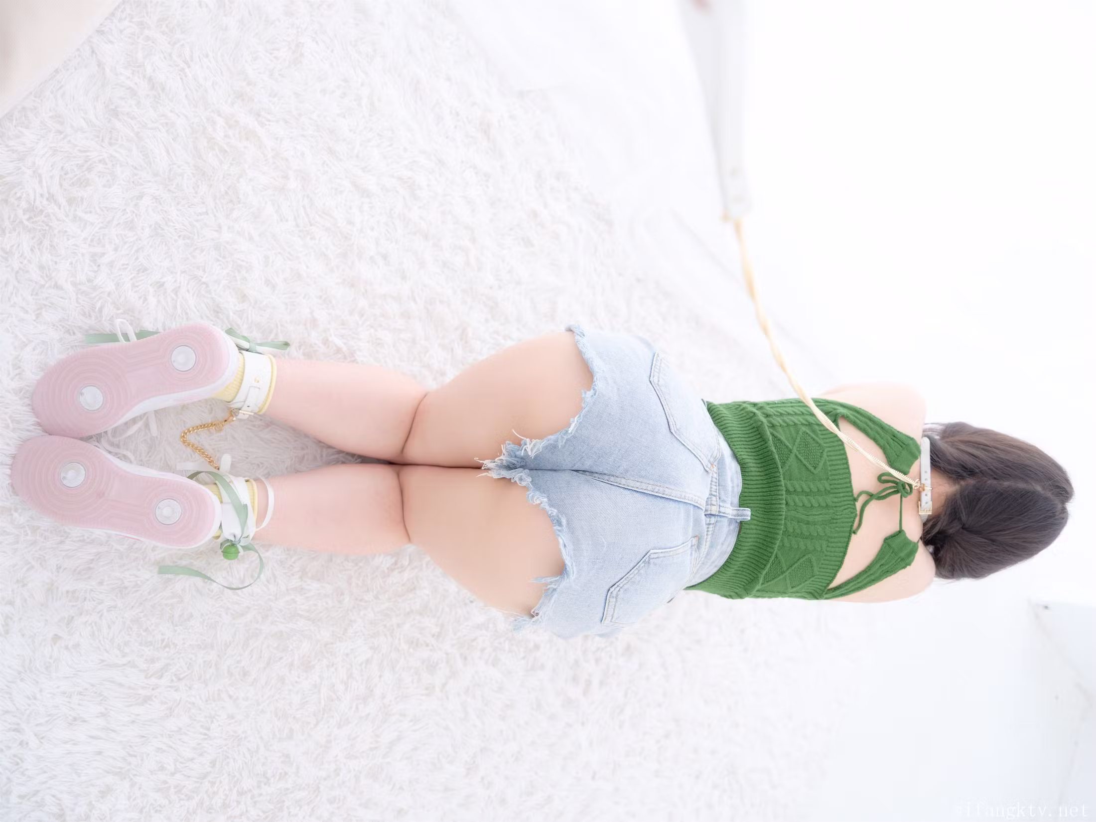 奶昔双马尾造型手拉背心下摆展现白嫩微胖美腿